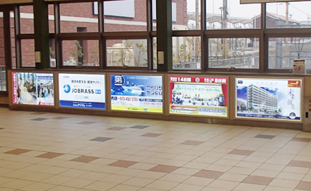 南海和歌山大学前駅改札前広告イメージ