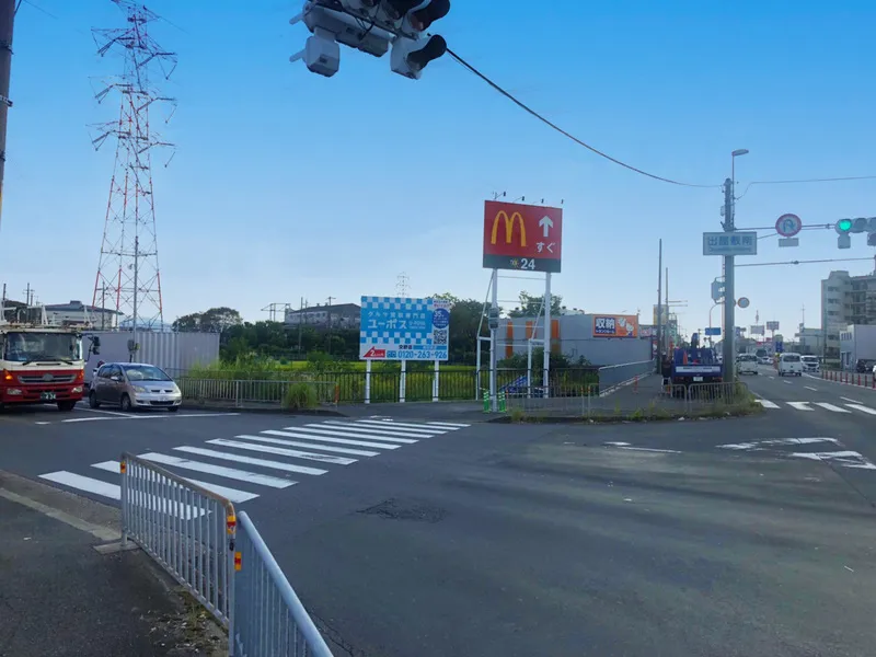 交差点から良く見える空地に設置した看板