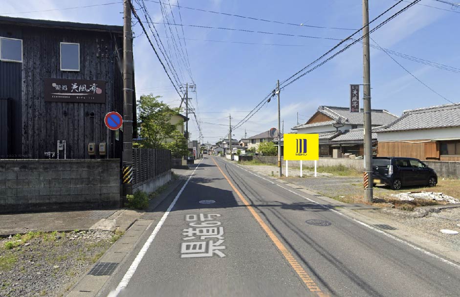 鈴鹿市若松郵便局前裏面の空き看板枠