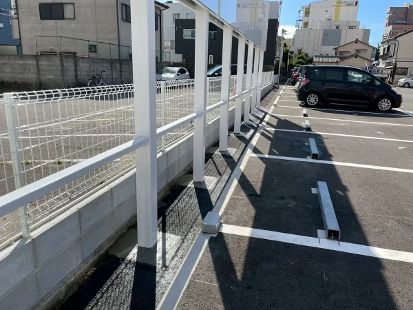 駐車場の隅に設置可能な野立て看板