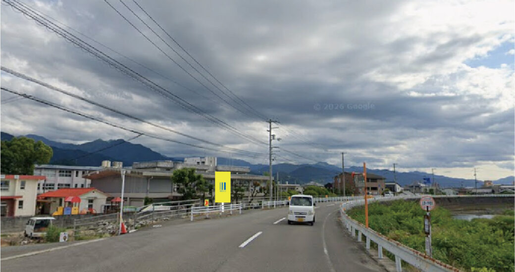 愛媛県西条市玉津小学校前の野立て看板枠画像