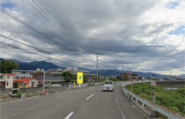 愛媛県西条市玉津小学校前の野立て看板枠画像