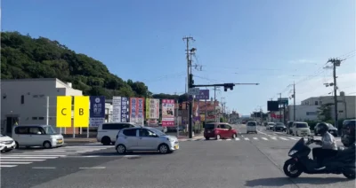 和歌山市秋葉町水軒口交差点の野立て看板枠です