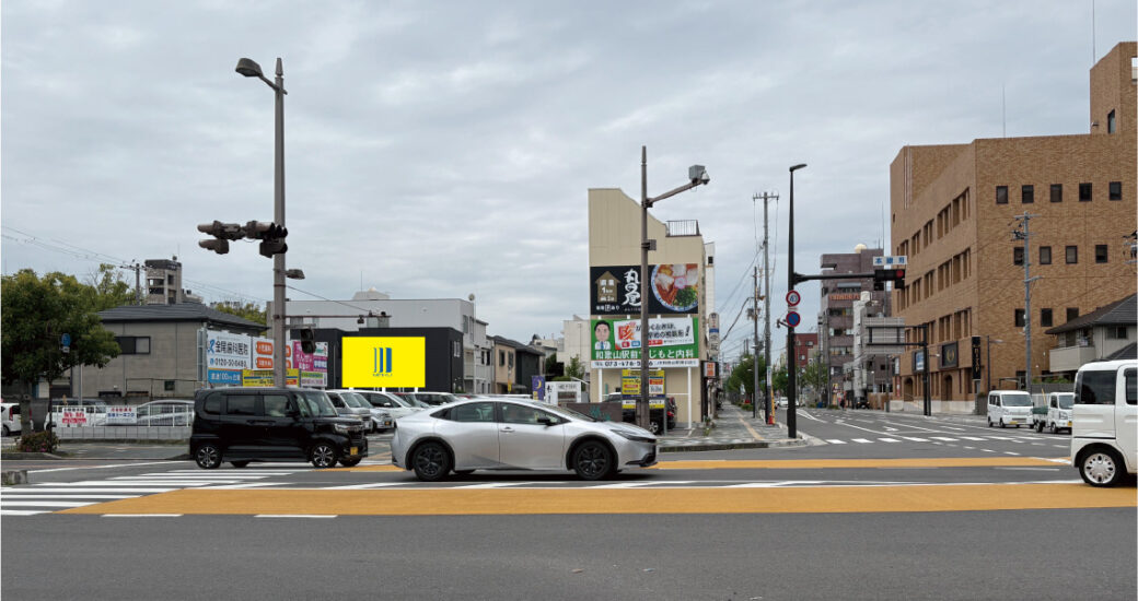 和歌山市吉田交差点付近の野立て看板枠画像です。