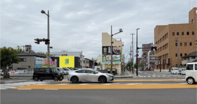 和歌山市吉田交差点付近の野立て看板枠画像です。