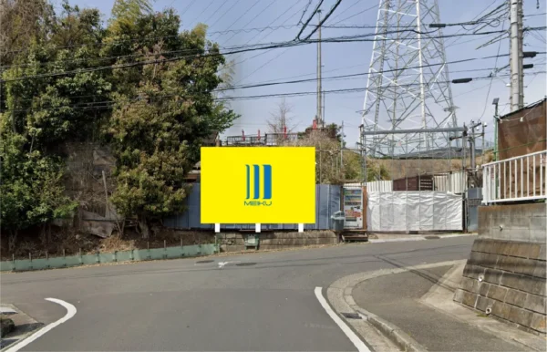 横浜市都筑区川和町 道路カーブ付近の野立て看板広告枠